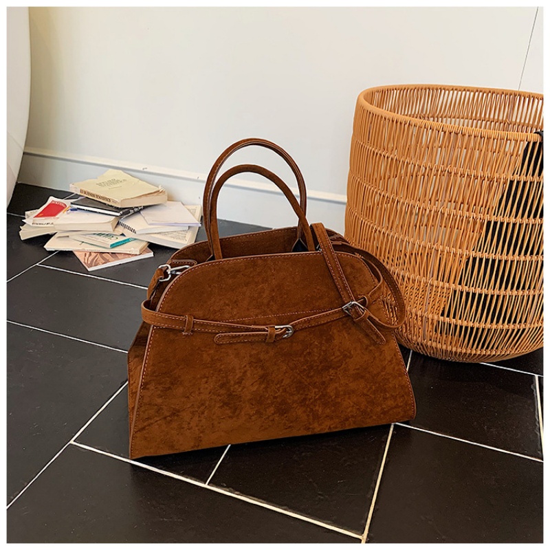 トップハンドルとベルトディテールが付いた構造化されたドーム型 - Structured Handbag Top Handle のレビューと価格