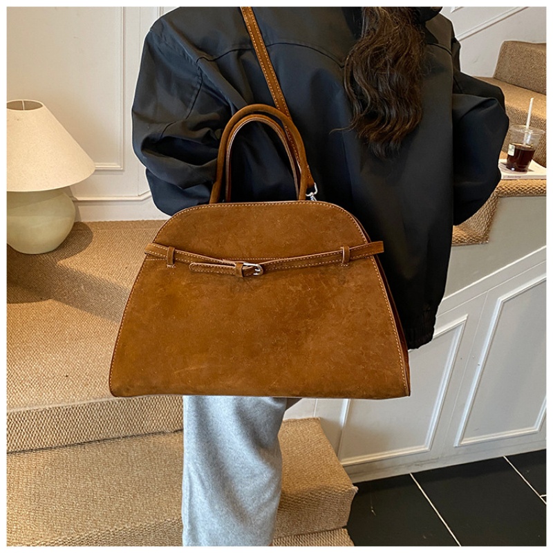 トップハンドルとベルトディテールが付いた構造化されたドーム型 - Structured Handbag Top Handle のレビューと価格