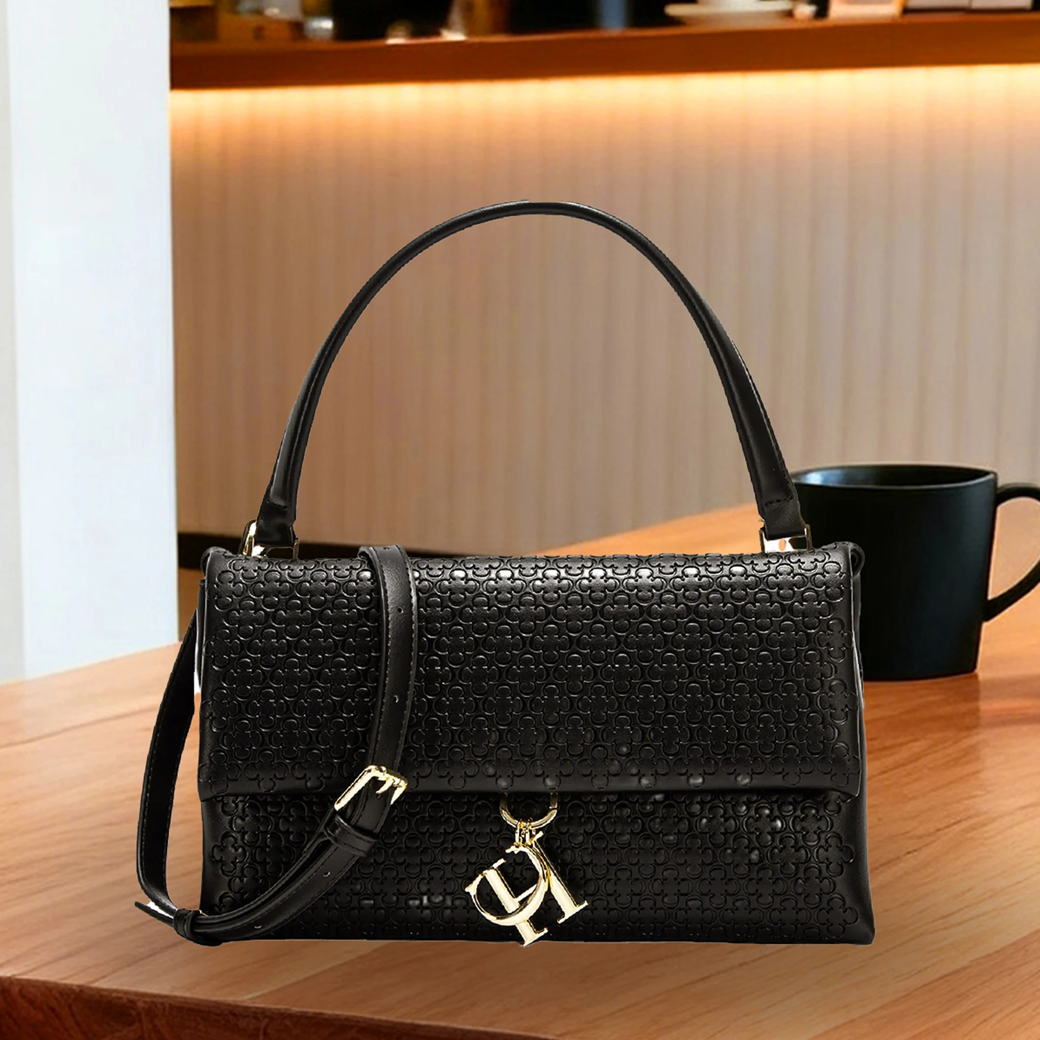 エレガントなハンドバッグ、モノグラム型押しメタルブランドペン - Structured Handbag Top Handle のレビューと価格